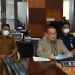 Wagub Gorontalo H. Idris Rahim (tengah) memaparkan kebijakan yang dilakukan Pemprov Gorontalo dalam mendukung program jaminan sosial ketenagakerjaan pada tahapan wawancara penjurian penerima Anugerah Paritrana 2021 secara virtual di ruang kerjanya di Gubernuran Gorontalo, Selasa (15/2/2022). (Foto: Haris)