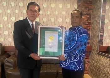 Wakil ketua DPRD Kota Gorontalo, Muhammad Rivai Bukusu saat menerima penghargaan sebagai pimpinan berprestasi dan wakil rakyat terbaik dari lembaga TRIPRESTASI INDONESIA JAKARTA
