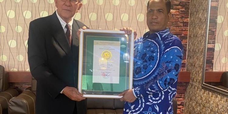 Wakil ketua DPRD Kota Gorontalo, Muhammad Rivai Bukusu saat menerima penghargaan sebagai pimpinan berprestasi dan wakil rakyat terbaik dari lembaga TRIPRESTASI INDONESIA JAKARTA