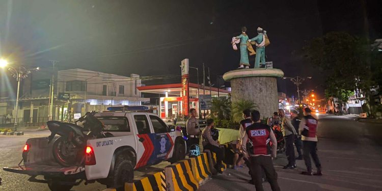 Anggota kepolisian sedang amankan para pelaku balap liar di wilayah Kota Gorontalo. Kamis (10/2/2022). (Foto: istimewa)