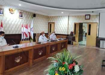 Sekretaris Daerah Provinsi Gorontalo Darda (tengah) mengikuti Webinar series optimalisasi pemanfaatan barang milik baerah (BMD) secara virtual didampingi Kaban Keuangan dan Kepala Inspektorat dari ruang Huyula Kantor Gubernuran, Rabu (9/2/2022). Kegiatan tersebut dibuka dan dipimpin langsung oleh Plh. Dirjen Bina Keuangan Daerah Kemendagri, Agus Fatoni. (Foto: Nova)