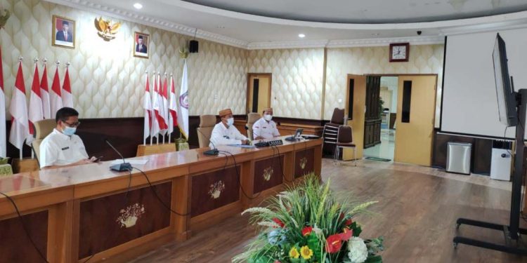 Sekretaris Daerah Provinsi Gorontalo Darda (tengah) mengikuti Webinar series optimalisasi pemanfaatan barang milik baerah (BMD) secara virtual didampingi Kaban Keuangan dan Kepala Inspektorat dari ruang Huyula Kantor Gubernuran, Rabu (9/2/2022). Kegiatan tersebut dibuka dan dipimpin langsung oleh Plh. Dirjen Bina Keuangan Daerah Kemendagri, Agus Fatoni. (Foto: Nova)