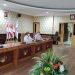 Sekretaris Daerah Provinsi Gorontalo Darda (tengah) mengikuti Webinar series optimalisasi pemanfaatan barang milik baerah (BMD) secara virtual didampingi Kaban Keuangan dan Kepala Inspektorat dari ruang Huyula Kantor Gubernuran, Rabu (9/2/2022). Kegiatan tersebut dibuka dan dipimpin langsung oleh Plh. Dirjen Bina Keuangan Daerah Kemendagri, Agus Fatoni. (Foto: Nova)