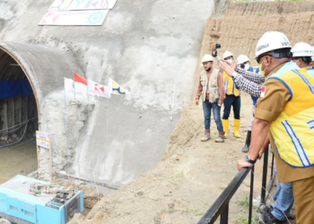 Gubernur Gorontalo Rusli Habibie saat melihat proses peledakan terowongan pengelak Bendungan Bulango Ulu, Kabupaten Bone Bolango, Senin (21/2/2022). Terowongan sepanjang 470 meter itu baru diselesaikan penggaliannya sepanjang 50 meter dengan cara diledakkan. Terowongan berfungsi mengalihkan air selama proses pembangunan bendungan. (Foto: Salman).