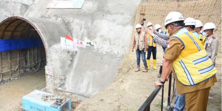 Gubernur Gorontalo Rusli Habibie saat melihat proses peledakan terowongan pengelak Bendungan Bulango Ulu, Kabupaten Bone Bolango, Senin (21/2/2022). Terowongan sepanjang 470 meter itu baru diselesaikan penggaliannya sepanjang 50 meter dengan cara diledakkan. Terowongan berfungsi mengalihkan air selama proses pembangunan bendungan. (Foto: Salman).