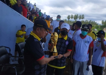Bupati Pohuwato, Saipul Mbuinga (kedua dari kiri) saat menyerahkan piala bergilir kepada Ketua Askab PSSI Kabupaten Pohuwato, Nasir Giasi, sebagai tanda turnamen sepak bola Bupati Pohuwato Cup 2022 resmi dibuka, Sabtu (26/02/2022). (Yusuf/Gopos)
