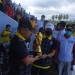 Bupati Pohuwato, Saipul Mbuinga (kedua dari kiri) saat menyerahkan piala bergilir kepada Ketua Askab PSSI Kabupaten Pohuwato, Nasir Giasi, sebagai tanda turnamen sepak bola Bupati Pohuwato Cup 2022 resmi dibuka, Sabtu (26/02/2022). (Yusuf/Gopos)