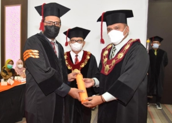 Dr. Abubakar Sidik Katili, S.Pd, M.Sc, (kiri) berhasil meraih gelar doktor bidang pendidikan IPA dengan indeks yudisium 3.86 dengan predikat sangat memuaskan, Senin (14/2/2022) (dok UNG)