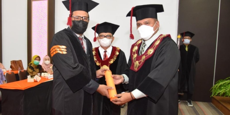 Dr. Abubakar Sidik Katili, S.Pd, M.Sc, (kiri) berhasil meraih gelar doktor bidang pendidikan IPA dengan indeks yudisium 3.86 dengan predikat sangat memuaskan, Senin (14/2/2022) (dok UNG)