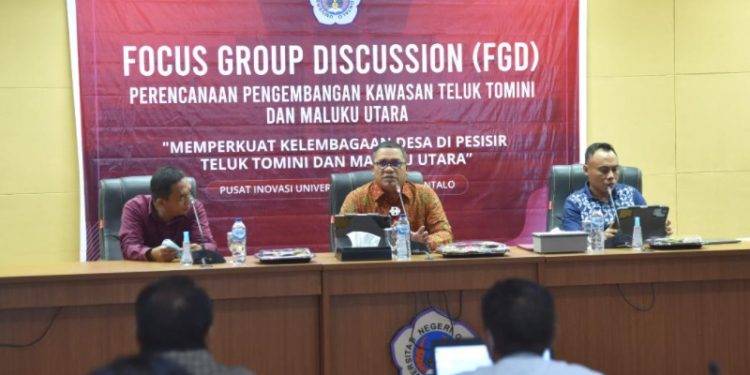 Focus Group Discussion (FGD) perencanaan pengembangan kawasan Teluk Tomini dan Maluku Utara. (dok UNG)