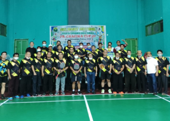 Sekretaris Daerah Provinsi Gorontalo Darda Daraba foto bersama pengurus PB Grafika Kota Gorontalo pada pembukaan turnamen Bulutangkis PB. Grafika Cup ke 27, di Pusdiklat PB Grafika MAN 1 Kota Gorontalo, Rabu (9/2/2022). (Foto: Nova)