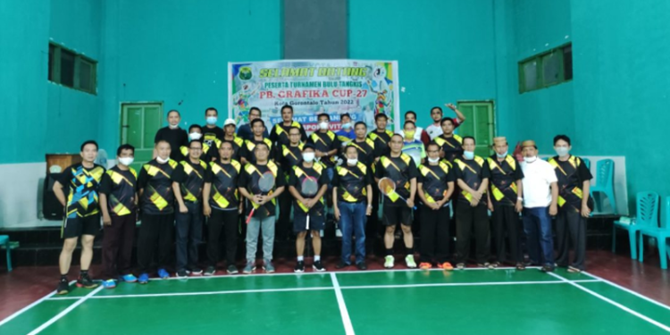 Sekretaris Daerah Provinsi Gorontalo Darda Daraba foto bersama pengurus PB Grafika Kota Gorontalo pada pembukaan turnamen Bulutangkis PB. Grafika Cup ke 27, di Pusdiklat PB Grafika MAN 1 Kota Gorontalo, Rabu (9/2/2022). (Foto: Nova)