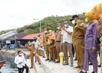 Gubernur Gorontalo Rusli Habibie didampingi istri Idah Syahidah dan sejumlah unsur Forkopimda saat meninjau Dermaga kapal ikan yang dibangun dana Pemerintah Provinsi Gorontalo di Pelabuhan Perikanan (PPI) Tilamuta, Senin (7/2/2022). (Foto: Salman)