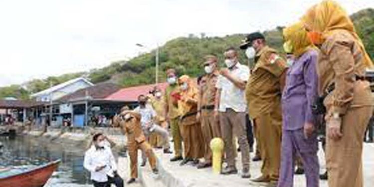 Gubernur Gorontalo Rusli Habibie didampingi istri Idah Syahidah dan sejumlah unsur Forkopimda saat meninjau Dermaga kapal ikan yang dibangun dana Pemerintah Provinsi Gorontalo di Pelabuhan Perikanan (PPI) Tilamuta, Senin (7/2/2022). (Foto: Salman)