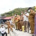 Gubernur Gorontalo Rusli Habibie didampingi istri Idah Syahidah dan sejumlah unsur Forkopimda saat meninjau Dermaga kapal ikan yang dibangun dana Pemerintah Provinsi Gorontalo di Pelabuhan Perikanan (PPI) Tilamuta, Senin (7/2/2022). (Foto: Salman)
