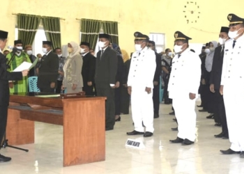 Bupati Gorontalo, Nelson Pomalingo melantik 74 pejabat administrasi dan fungsional di gedung Kasmat Lahay, Kecamatan Limboto, Kabupaten Gorontalo, Selasa (18/01/2022). (Foto: Istimewa)