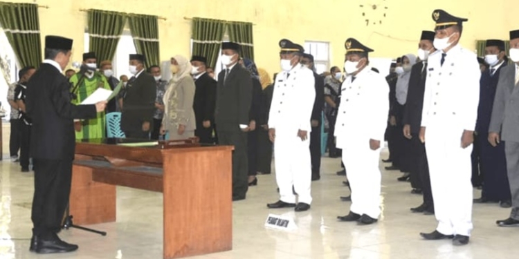 Bupati Gorontalo, Nelson Pomalingo melantik 74 pejabat administrasi dan fungsional di gedung Kasmat Lahay, Kecamatan Limboto, Kabupaten Gorontalo, Selasa (18/01/2022). (Foto: Istimewa)