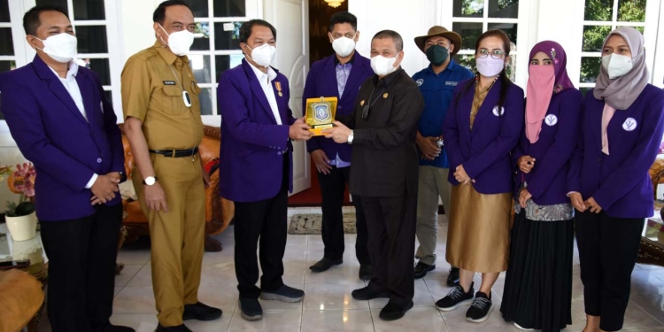 Wakil Gubernur Gorontalo, Idris Rahim saat berfoto bersama anggota PDHI, Senin (14/2/2022). (Foto: Haris)