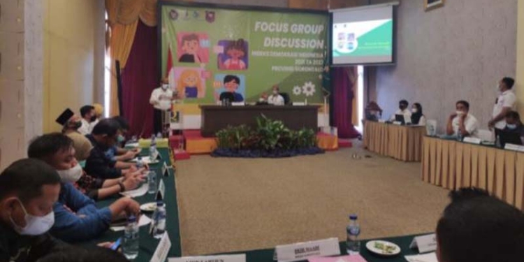 Sekretaris Daerah Provinsi Gorontalo Darda Daraba saat memberikan sambutan pada Focus Group Discussion (FGD) Indeks Demokrasi Indonesia (IDI) Provinsi Gorontalo di Hotel Grand Q, kota Gorontalo, Rabu (9/2/2022).