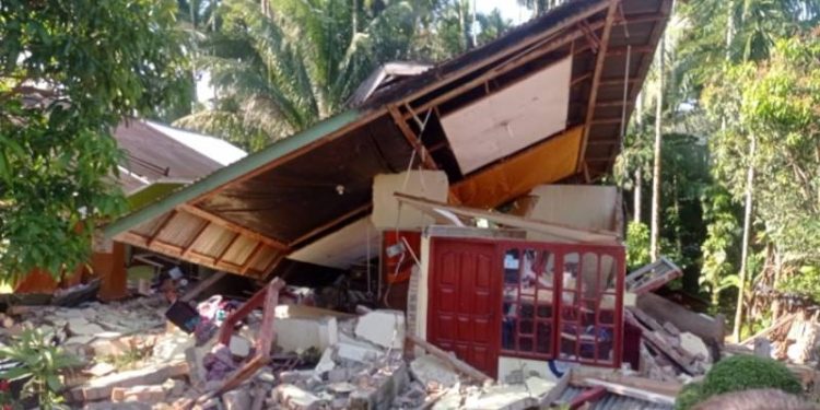 Sejumlah bangunan di sumbar roboh akibat gempa magnitudo 6.1