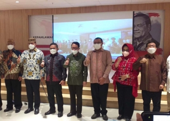 Ketua DPRD Kabupaten Bone Bolango, Halid Tangahu (ujung kanan) saat mengikuti Seminar Nasional yang bertemakan Kepahlawanan HB Jassin Mencerdaskan Bangsa, yang dilaksanakan oleh Pemerintah Provinsi Gorontalo bekerjasama dengan Pusat Dokumentasi Sastra HB Jassin di Perpustakaan Nasional RI, Jakarta, Selasa (22/2/2022). (Foto istimewa)