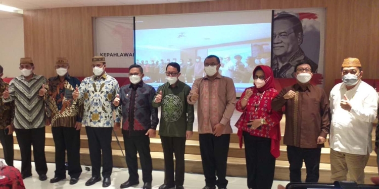 Ketua DPRD Kabupaten Bone Bolango, Halid Tangahu (ujung kanan) saat mengikuti Seminar Nasional yang bertemakan Kepahlawanan HB Jassin Mencerdaskan Bangsa, yang dilaksanakan oleh Pemerintah Provinsi Gorontalo bekerjasama dengan Pusat Dokumentasi Sastra HB Jassin di Perpustakaan Nasional RI, Jakarta, Selasa (22/2/2022). (Foto istimewa)