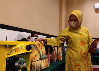 Ketua Dewan Kerajinan Nasional Daerah (Dekranasda) Provinsi Gorontalo Idah Syahidah saat meninjau produk UMKM yang ikut dalam lomba inovasi produk UMKM yang digelar oleh Dinas Koperasi UMKM Perindustrian dan Perdagangan (Diskumperindag) Rabu, (23/2/2022). (Foto: Rival)