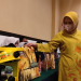 Ketua Dewan Kerajinan Nasional Daerah (Dekranasda) Provinsi Gorontalo Idah Syahidah saat meninjau produk UMKM yang ikut dalam lomba inovasi produk UMKM yang digelar oleh Dinas Koperasi UMKM Perindustrian dan Perdagangan (Diskumperindag) Rabu, (23/2/2022). (Foto: Rival)