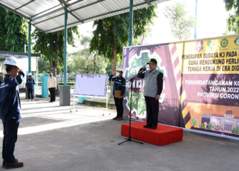 Wagub Gorontalo H. Idris Rahim (kanan) menjadi pembina apel pada peringatan Bulan K3 tingkat Provinsi Gorontalo di halaman kantor PT. PLN UPDK Gorontalo, Jumat (18/2/2022). (Foto: Haris)