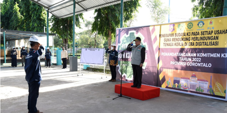 Wagub Gorontalo H. Idris Rahim (kanan) menjadi pembina apel pada peringatan Bulan K3 tingkat Provinsi Gorontalo di halaman kantor PT. PLN UPDK Gorontalo, Jumat (18/2/2022). (Foto: Haris)