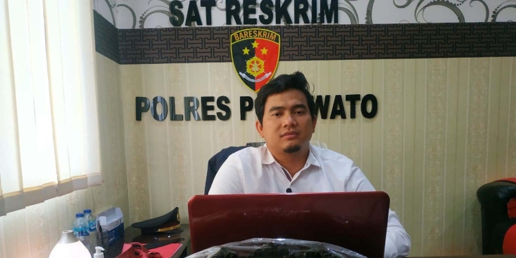 Kasat Reskrim Polres Pohuwato, AKP Cecep Ibnu Ahmadi saat ditemui di ruang kerjanya, untuk dimintai keterangan lebih lanjut mengenai penemuan mayat ASN di Pohuwato, Senin (07/02/2022). (Yusuf/Gopos).