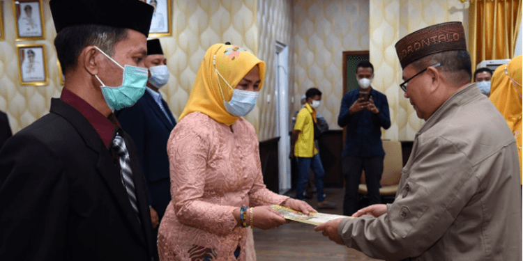 Wagub Gorontalo H. Idris Rahim (kanan) menyerahkan Surat Keputusan Gubernur Gorontalo pada pelantikan Kepala SMA, SMK, dan SLB di Ruangan Huyula Gubernuran Gorontalo, Selasa (15/2/2022). (Foto: Haris)
