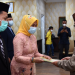 Wagub Gorontalo H. Idris Rahim (kanan) menyerahkan Surat Keputusan Gubernur Gorontalo pada pelantikan Kepala SMA, SMK, dan SLB di Ruangan Huyula Gubernuran Gorontalo, Selasa (15/2/2022). (Foto: Haris)