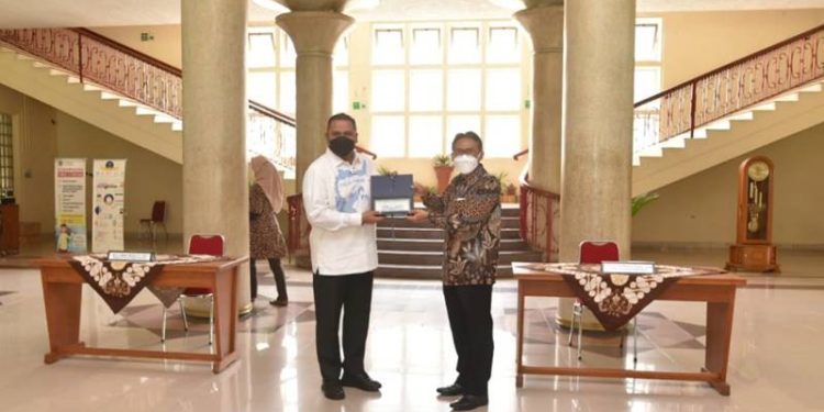 Rektor UNG Dr. Eduart Wolok (kiri) berpose usai penandatanganan nota kesepahaman antara UNG dan UGM (dok. UNG)