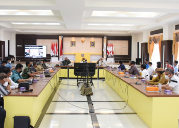 Suasana rapat Forkopimda dengan para distributor membahas kelangkaan minyak goreng di Provinsi Gorontalo, yang berlangsung di Aula Rumah Jabatan Gubernur, Selasa (22/2/2022). Rusli berharap kelangkaan minyak goreng bisa segera teratasi dengan adanya pasokan dari produsen dalam waktu dekat. (Foto: Salman).