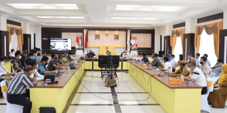 Suasana rapat Forkopimda dengan para distributor membahas kelangkaan minyak goreng di Provinsi Gorontalo, yang berlangsung di Aula Rumah Jabatan Gubernur, Selasa (22/2/2022). Rusli berharap kelangkaan minyak goreng bisa segera teratasi dengan adanya pasokan dari produsen dalam waktu dekat. (Foto: Salman).