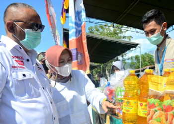 Gubernur Gorontalo bersama istri saat meninjau pasokan minyak kelapa yang disubsidi oleh Pemprov Gorontalo pada pelaksanaan pasar murah beberapa waktu lalu. (Dok. Kominfo)