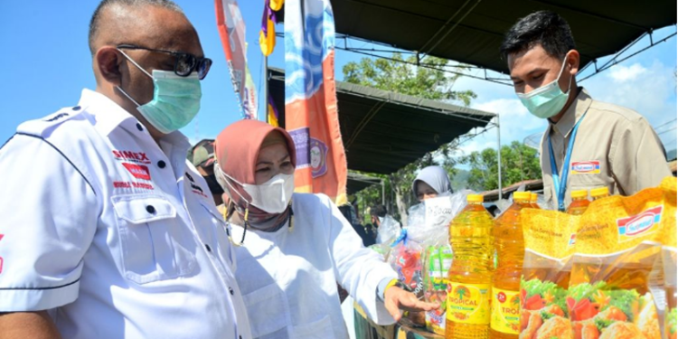 Gubernur Gorontalo bersama istri saat meninjau pasokan minyak kelapa yang disubsidi oleh Pemprov Gorontalo pada pelaksanaan pasar murah beberapa waktu lalu. (Dok. Kominfo)
