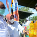 Gubernur Gorontalo bersama istri saat meninjau pasokan minyak kelapa yang disubsidi oleh Pemprov Gorontalo pada pelaksanaan pasar murah beberapa waktu lalu. (Dok. Kominfo)