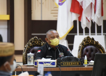 Gubernur Gorontalo Rusli Habibie saat memimpin rapat Pimpinan OPD di Aula Rumah Jabatan Gubernur, Sabtu (19/2/2022). Beberapa hal yang dibahas diantaranya evaluasi pengadaan barang dan jasa tahun 2021, serapan anggaran 2022 dan kelangkaan minyak goreng di Gorontalo. (Foto: Salman)