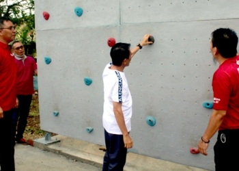 Bupati Gorontalo, Nelson Pomalingo saat meninjau salah satu sarana olahraga baru di Sport Center Limboto. (Foto: Istimewa)