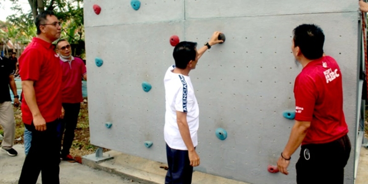 Bupati Gorontalo, Nelson Pomalingo saat meninjau salah satu sarana olahraga baru di Sport Center Limboto. (Foto: Istimewa)