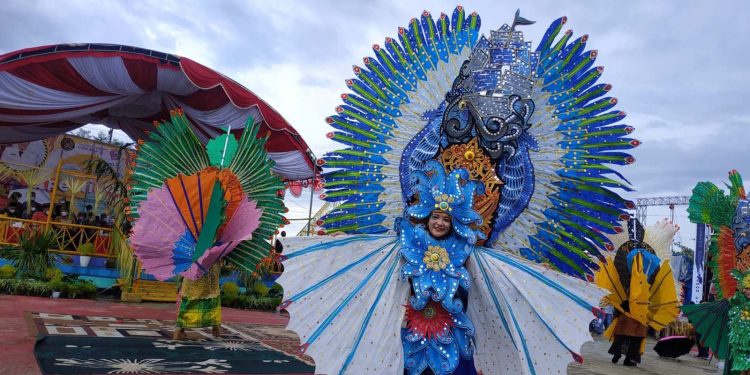 Tomini Fashion Carnaval dari Parigi Moutong, pada Festival Pesona Pohon Cinta, Selasa (22/02/2022). (Yusuf/Gopos)