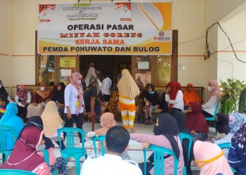 Suasana pasar murah yang digelar Dinas Perindustrian, Perdagangan, Koperasi dan UKM (Perindagkop) Pohuwato, di halaman kantor Dinas Perindagkop, Rabu (23/02/2022). (Yusuf/Gopos)