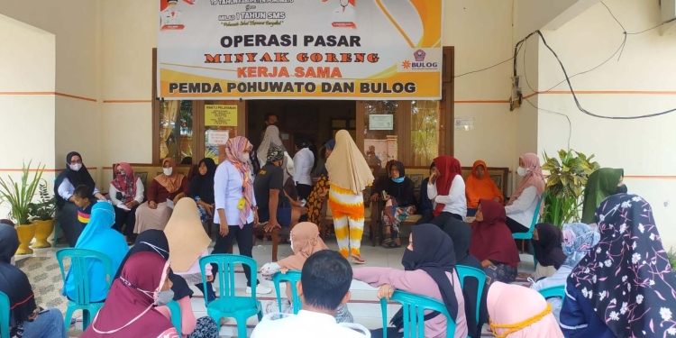 Suasana pasar murah yang digelar Dinas Perindustrian, Perdagangan, Koperasi dan UKM (Perindagkop) Pohuwato, di halaman kantor Dinas Perindagkop, Rabu (23/02/2022). (Yusuf/Gopos)