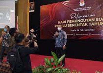 Wagub Gorontalo H. Idris Rahim memberikan testimoni pada peluncuran hari pemungutan suara Pemilu Serentak Tahun 2024 di Hotel Grand Q, Kota Gorontalo, Senin (14/2/2022). (Foto: Haris)