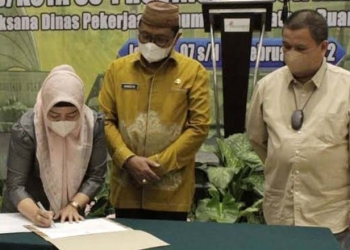 Wagub Gorontalo H. Idris Rahim (kanan) menyaksikan penandatanganan Pakta Integritas oleh aparat Dinas PUPR Provinsi Gorontalo pada Rakor Pembangunan Infrastruktur di Orchardz Hotel Industri, Jakarta Pusat, Senin (7/2/2022). (Foto: Zakir)