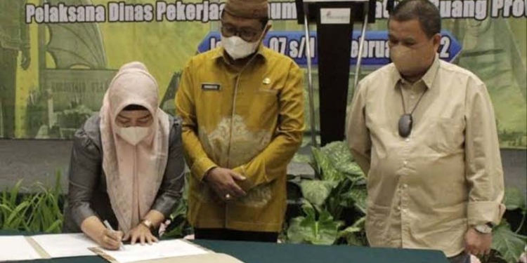 Wagub Gorontalo H. Idris Rahim (kanan) menyaksikan penandatanganan Pakta Integritas oleh aparat Dinas PUPR Provinsi Gorontalo pada Rakor Pembangunan Infrastruktur di Orchardz Hotel Industri, Jakarta Pusat, Senin (7/2/2022). (Foto: Zakir)