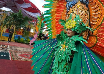 Tomini Fashion Carnaval dari Parigi Moutong pada Festival Pesona Pohon Cinta, Selasa (22/02/2022). (Yusuf/Gopos)