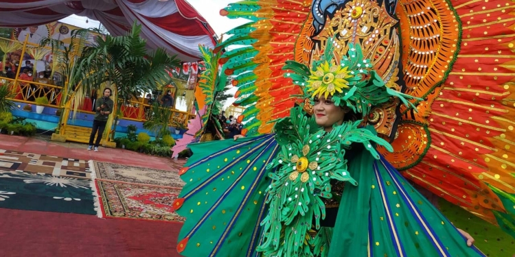 Tomini Fashion Carnaval dari Parigi Moutong pada Festival Pesona Pohon Cinta, Selasa (22/02/2022). (Yusuf/Gopos)